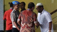 Tersangka kasus suap DPRD Sumatra Utara (Sumut) Ferry Suando Kaban tiba di Gedung KPK, Jakarta, Jumat (11/1/2018).