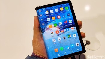 Begini penampakan Flexpai yang dirilis sebelum hadirnya Samsung Galaxy Fold dan Huawei Mate X itu. (Foto: Adi Fida Rahman/detikINET)