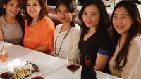 Juwita nampaknya penggemar wine nih. Apalagi jika wine dipadukan dengan acara makan malam seru bersama kolega dan teman-teman terdekatnya. Foto: Instagram @jmaritsas