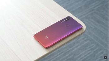 Tampilan belakang dari Redmi Note 7 yang memiliki gradasi warna. Foto: YouTube/Everything in one