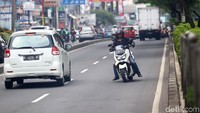 Pengendara motor nekat melawan arah untuk menghindari razia di jalan Margonda Raya, Depok, Jumat (11/1/2018).