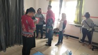Ibu Titi saat ini berada di ruang Eselwis nomor 25. Tapi nanti jangan berprasangka habis keluar dari rumah sakit berat badan akan langsung turun. Kita berharap tindakan operasi lambung ini akan menurunkan berat badan selama sebulan turun 15-20 kilogram. Operasi lambung, volume lambung akan berkurang 50 persen, kat Wadir RSUD, dr Theodorus Sapta Atmadja.