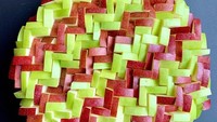 Lauren manggunakan buah, sayuran dan bunga untuk membuat pienya tampil modern. Seperti pie ini yang ia buat menggunakan potongan apel merah dan hijau. Foto: instagram @lokokitchen