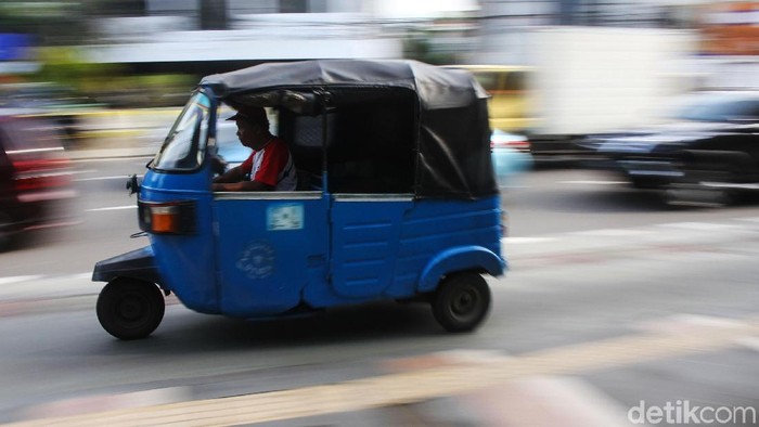 Trotoar Jalan Suryopranoto Diserobot Pemotor dan Bajaj Pemotor hingga bajaj terobos jalur pejalan kaki di Jalan Suryopranoto, Gambir, Jakarta, Jumat (11/1/2019).