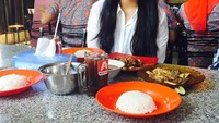 Ekspresi seneng ketemu sop konro, tulis Kahiyang dalam akun Instagram. Di mejanya terlihat ada sop konro, konro bakar hingga es teh.  Foto: Instagram @ayanggkahiyang