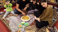 Ajak kedua putri dan sang istri untuk menyantap hidangan khas Timur Tengah, Kenang kompak berpose manis bersama keluarganya. Foto: Instagram @kenangmirdad