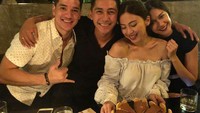 Begini akrab dan kompaknya Kenang dan sang istri, saat double date bersama Nana dan Andrew White. Hidangan pie cokelat jadi menu penutup mereka. Foto: Instagram @kenangmirdad