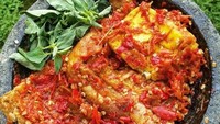 Makan dengan lauk begini pasti nagih. Tempe penyet dengan paduan sambal merah selalu disukai siapa saja. Makan pakai tangan dan nasi putih hangat. Hmm, enak! Foto: Instagram@qorianana.
