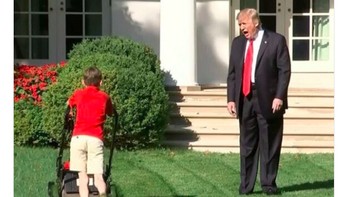 Donald Trump dikabarkan juga tertarik pada MacKenzie dan mencari nomor ponselnya. Foto: istimewa