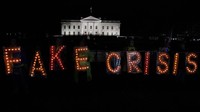 Ratusan pegawai federal Amerika Serikat (AS) menggelar unjuk rasa sambil berteriak Kami ingin gaji kami! di depan Gedung Putih, Washington DC. (Getty Images).