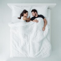 Tidur BersamaBanyak pasangan tidur di waktu yang berbeda karena perbedaan aktivitas atau kebiasaan. Namun disarankan agar Anda dan pasanga bisa beristirahat bersama untuk menjaga kehangatan hubungan dan tidak merasa kesepian.  Foto: iStock