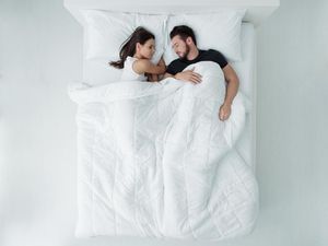 Tidur Bareng Pasangan Bikin Lebih Nyenyak, Tingkatkan Kesehatan Mental