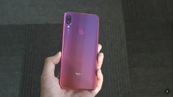 Lebih dekat dengan bodi belakang Redmi Note 7 yang memiliki gradasi warna keunguan. Foto: YouTube/Everything in one