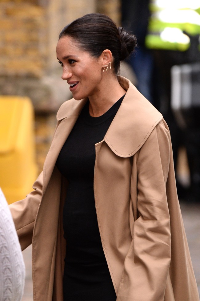 Wajah Meghan dipulas makeup yang sangat natural, sedangkan rambutnya dicepol rapi membuat ia tampil segar. Foto: Dok. Jeff Spicer/Getty Images