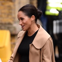 Wajah Meghan dipulas makeup yang sangat natural, sedangkan rambutnya dicepol rapi membuat ia tampil segar. Foto: Dok. Jeff Spicer/Getty Images