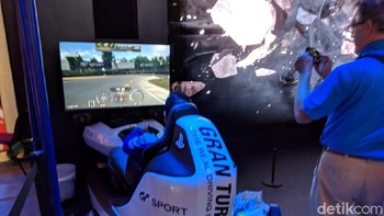 Bermain balap VR lengkap dengan kursi kemudi. (Foto: Adi Fida Rahman/detikINET)