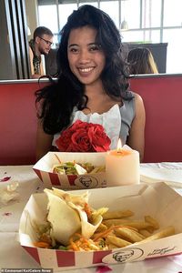 Romantis! Pria Ini Ajak Pacarnya 'Candle Light Dinner' di KFC