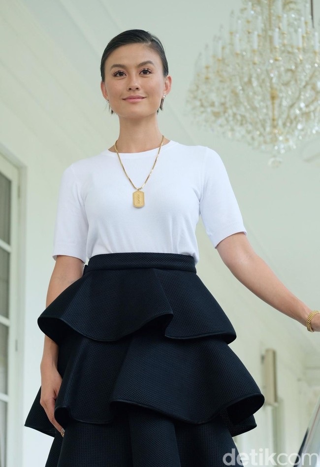 Agnez Mo dikenal sebagai penyanyi berpenampilan glamor dan eksentrik. Tapi untuk menemui Presiden Joko Widodo di Istana Kepresidenan, Jalan Medan Merdeka Utara, Jakarta Pusat, penyanyi 32 tahun ini memilih gaya yang lebih simpel. Foto: Andhika Prasetia/detikcom