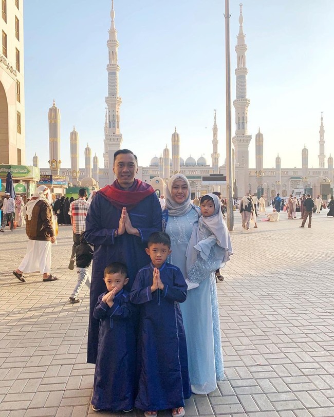 Wanita lulusan Bisnis dan Manajeman ITB angkatan 2004 ini tampil cantik mengenakan busana bernuansa biru senada dengan suami dan anak-anaknya. Foto: Instagram/ruby26