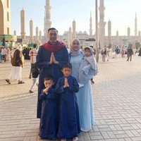 Wanita lulusan Bisnis dan Manajeman ITB angkatan 2004 ini tampil cantik mengenakan busana bernuansa biru senada dengan suami dan anak-anaknya. Foto: Instagram/ruby26