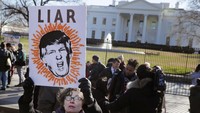 Aksi protes yang digelar pada Kamis (10/1) waktu setempat ini digelar oleh Federasi Pekerja dan Organisasi Industrial Kongres Amerika (AFL-CIO) yang merupakan serikat pekerja federal terbesar di AS. Aksi berawal di markas AFL-CIO dan berakhir di depan 1600 Pennsylvania Avenue, alamat resmi Gedung Putih. (Getty Images).