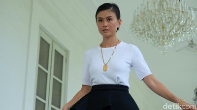 Foto: Gaya Hitam-Putih Agnez Mo Saat Temui Jokowi di Istana Negara