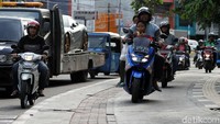 Pemotor ini asyik menerobos jalur pejalan kaki di Jalan Suryopranoto, Gambir, Jakarta, Jumat (11/1/2019).