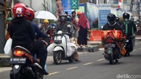 Para pengendara motor ini nekar menghindari razia tanpa memikirkan keselamatannya.