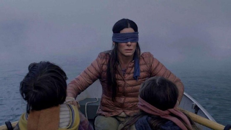 Bird Box Challenge saat Mengemudi Makan Korban Bird Box Challenge saat Mengemudi Makan Korban