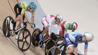Hashimoto adu cepat dengan pebalap lainnya sejak lepas dari garis Start.