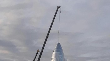 Evelyn pun turut membagikan foto saat Starship sedang dibangun. Foto: Twitter/JaneidyEve