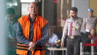 Begini penampakan para kepala daerah yang diborgol saat tiba di gedung KPK, Jakarta, Jumat (11/1/2019).