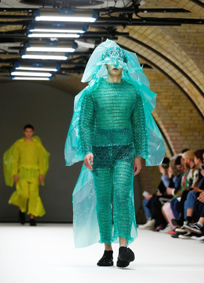 Bubble wrap biasa digunakan untuk membungkus paket barang maupun parcel. Di tangan Craig Green, bubble wrap pun menciptakan busana pria yang lebih mirip seperti jas hujan. Foto: REUTERS/Henry Nicholls