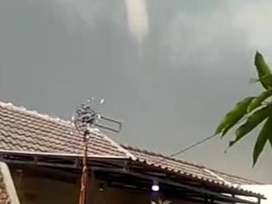 Puting Beliung Terjang Rancaekek Bandung, 16 Orang Terluka