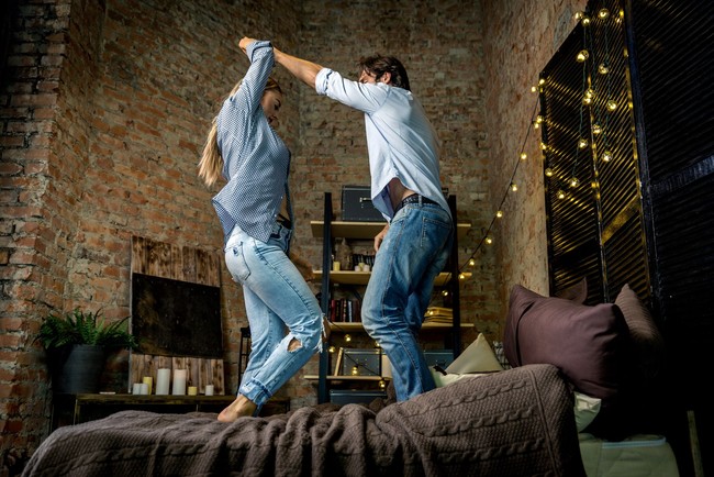 MenariMenari mungkin terlalu melelahkan untuk Anda yang lelah karena aktifitas seharian. Namun menari kecil atau berdansa sebentar sebelum tidur dengan pasangan bisa melatih kemampuan kerjasama bahkan meningkatkan rasa hormat.Foto: iStock