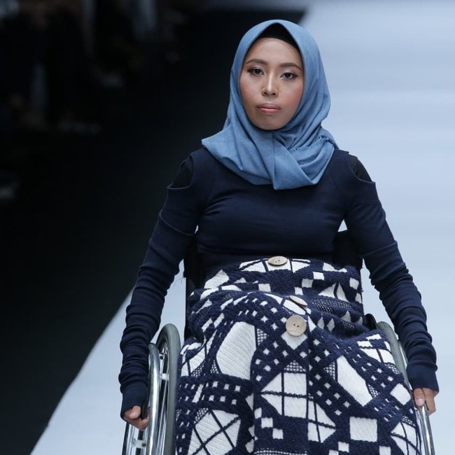 Saat perhelatan Jakarta Fashion Week 2019 November lalu, fashion show Teatum Jones X Sean Sheila menghadirkan model berkursi roda di catwalk dan para difabel lainnya. Tujuannya untuk mempromosikan keberagaman kepada khalayak sekaligus memotivasi mereka yang memiliki keterbatasan fisik agar tetap optimis menjalani kehidupan. (Foto: Instagram)