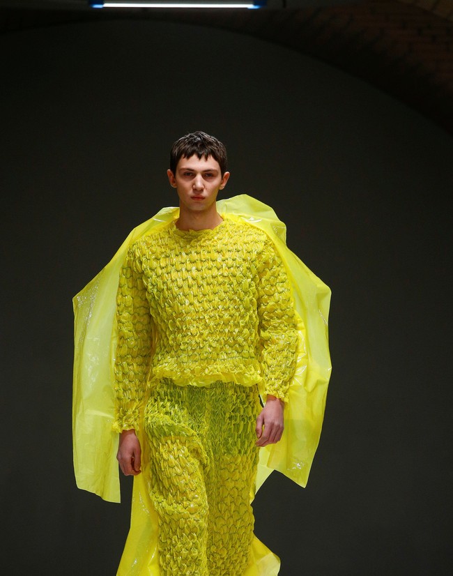 Desainer Craig Green membuat terobosan dalam dunia fashion. Ia menggunakan material mirip bubble wrap sebagai bahan utama untuk koleksi busana yang ditampilkannya di Men London Fashion Week, Senin (7/1/2019) lalu. Foto: REUTERS/Henry Nicholls