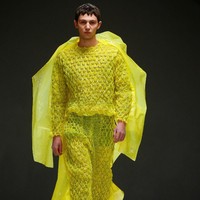 Desainer Craig Green membuat terobosan dalam dunia fashion. Ia menggunakan material mirip bubble wrap sebagai bahan utama untuk koleksi busana yang ditampilkannya di Men London Fashion Week, Senin (7/1/2019) lalu. Foto: REUTERS/Henry Nicholls