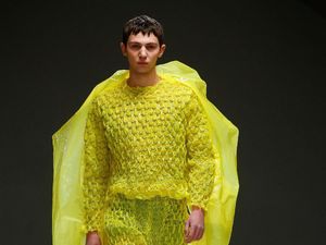 Foto: Baju dari Bubble Wrap Eksis di Fashion Show London, Bisa Dipakai?