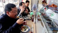 Tahun 2012 lalu, Herman Khaeron, Firman Subagyo dan Ibnu Multazam makan siang di sebuah warteg yang terletak di depan kantor DPR RI. Begini gaya mereka saat melahap menu santap siangnya di depan etalase warteg. Foto: detikcom