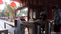 Dengan tiket sebesar 30 Yuan atau sekitar Rp 60.000 per orang, traveler akan dibuai dengan kisah-kisah menarik dari kelenteng ini. (Bonauli/detikTravel)