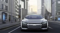 Elemen sentral dari eksterior adalah kabin. Permukaan kaca besar di bagian depan dan belakang serta jendela samping yang cembung secara signifikan menciptakan ruang yang cerah bagi penumpang. Foto: dok. Audi