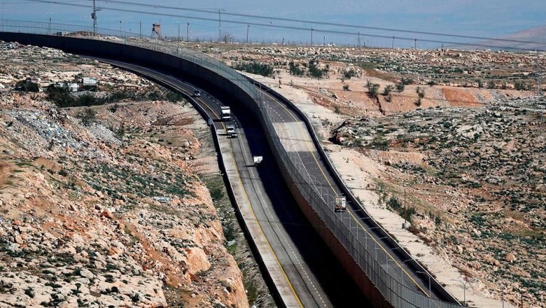 Israel Resmikan Tol dengan Tembok Pemisah Pengendara Israel-Palestina Israel Resmikan Tol dengan Tembok Pemisah Pengendara Israel-Palestina