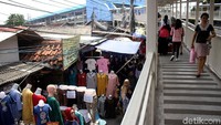 Persoalan trotoar di Jalan Jati Baru, Tanah Abang, Jakarta belum selesai, Skybride yang diharapkan menjadi solusi nampaknya belum sepenuhnya berhasil menampung PKL yang berdagang di trotoar.