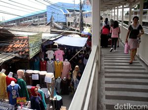 Sudah Ada Skybridge, PKL Masih Membandel Jualan di Trotoar