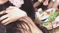 Makan pizza dan salad jadi menu sarapan Kenang bersama keluarganya untuk mengawali hari. Foto: Instagram @kenangmirdad