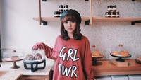 Foto di depan deretan pastry enak, Ghea malah menulis keterangan yang nggak nyambung nih. Kenapa ada orang yang ga suka durian? sejujurnya aku pete juga doyan. kalo nunggu cantik, aku ga foto foto :(, tulisnya. Foto: Instagram gheaindrawari