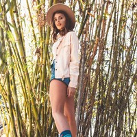 Tumbuh sebagai gadis remaja, Lacey Claire Rogers tidak mencintai tubuhnya. Berbobot 72 kg saat SMP, Lacey merasa dirinya gemuk dan tidak menarik. Hingga akhirnya karena kerap di-bully dan dikatai jelek, Lacey bertekad menurunkan berat badannya, namun dengan cara yang salah. Seperti diungkapkan di Chanel YouTube-nya, dia mengaku mengidap anoreksia saat SMA. Foto: Instagram @thelaceyclaire