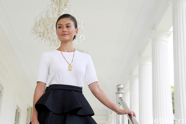 Jam tangan emas melingkar di pergelangan tangan kiri Agnez Mo. Jam tangan Rolex berlapis emas 18 karat tersebut dibanderol dengan harga Rp 470 jutaan. Jika ditotal dengan kalung Versace dan sepatu Louis Vuitton, gaya Agnez Mo sudah mencapai nilai setengah miliar rupiah. Foto: Rengga Sancaya/detikFoto