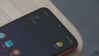 Di atas layarnya ada kamera selfie 13 MP yang terpampang pada notch berbentuk tetesan air. Foto: YouTube/Everything in one